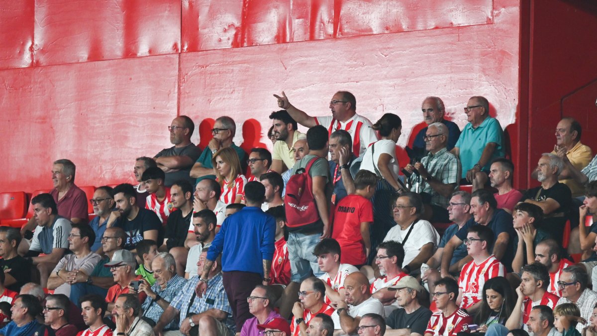 Aficionados quemados con su Almería.