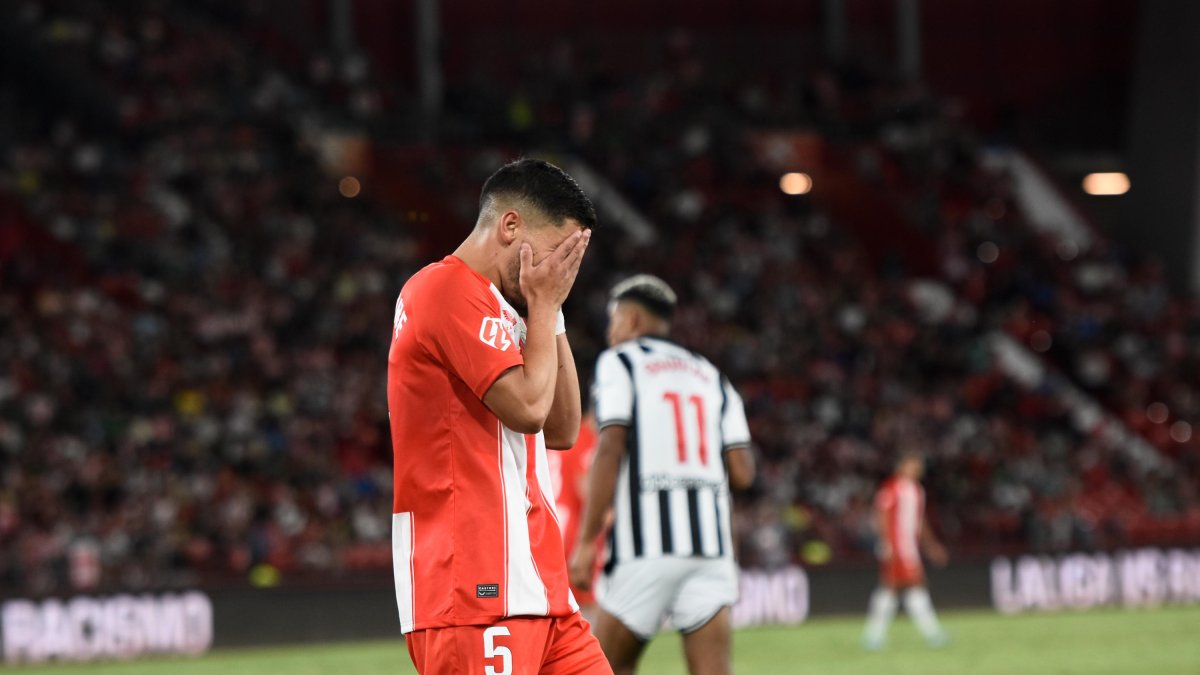 Robertone se tapa la cara al final del partido ante el Castellón.