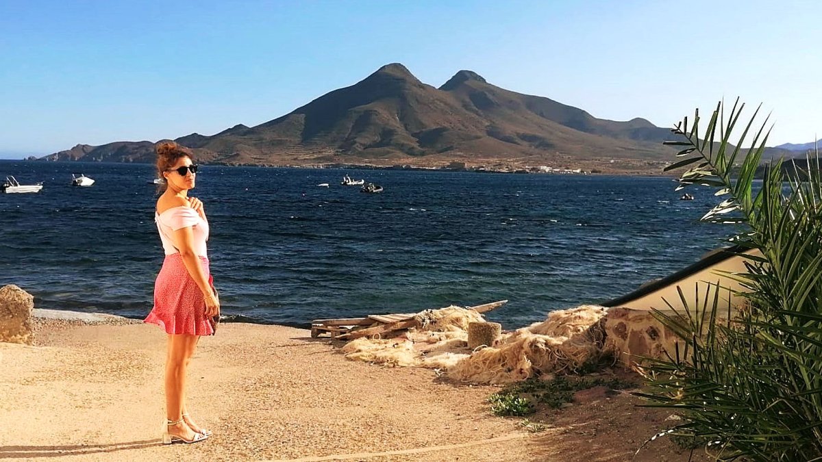 Una visitante disfrutando del entorno de La Isleta del Moro.