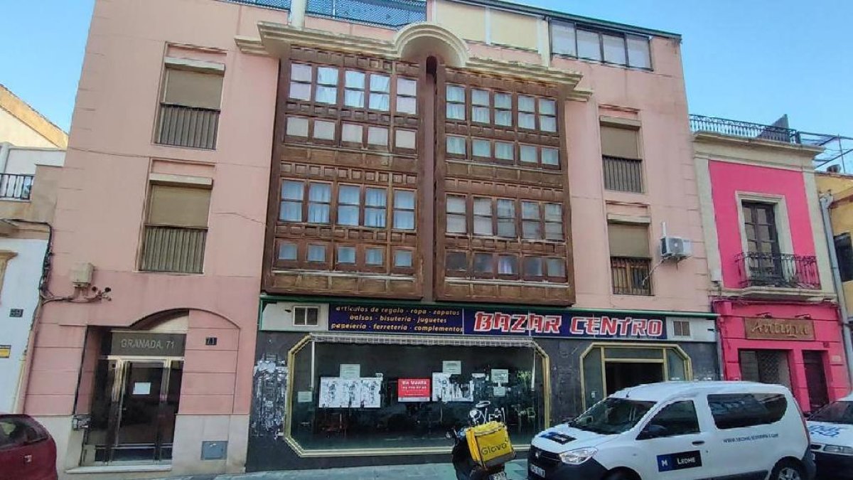 Un local comercial en la calle Granada forma parte del lote.