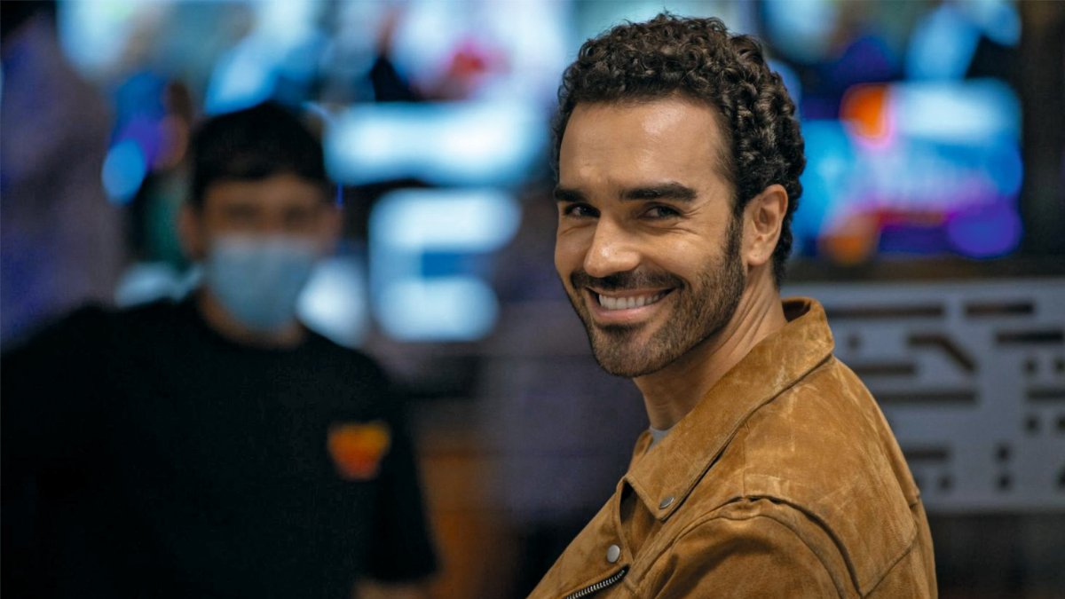 El reportero pasa una apasionada noche con su amada.