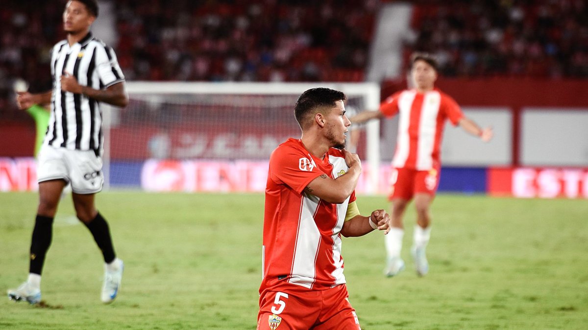 Robertone llama a las asistencias, otra vez el hombro izquierdo.