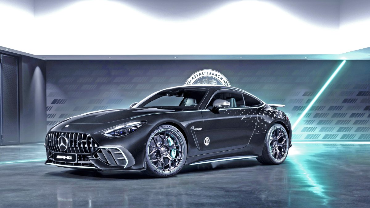 El paquete exterior AMG de fibra de carbono de serie, con splitter delantero, listones embellecedores en los umbrales laterales y difusor y alerón