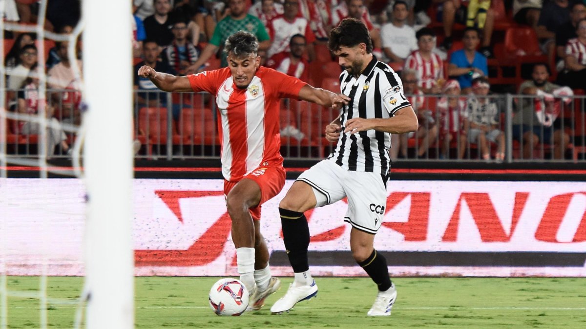 Rachad en la segunda mitad frente al Castellón. Fue su estreno como titular en Segunda.