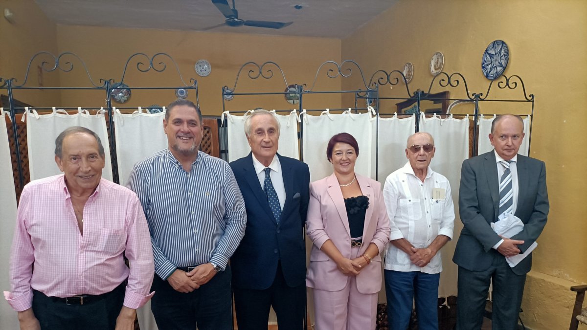 Foto del homenajeado con Luis Miguel Columna, Francisco Alonso, Antonia Urrutia, Juan Pedro Vázquez y Juan Mata.