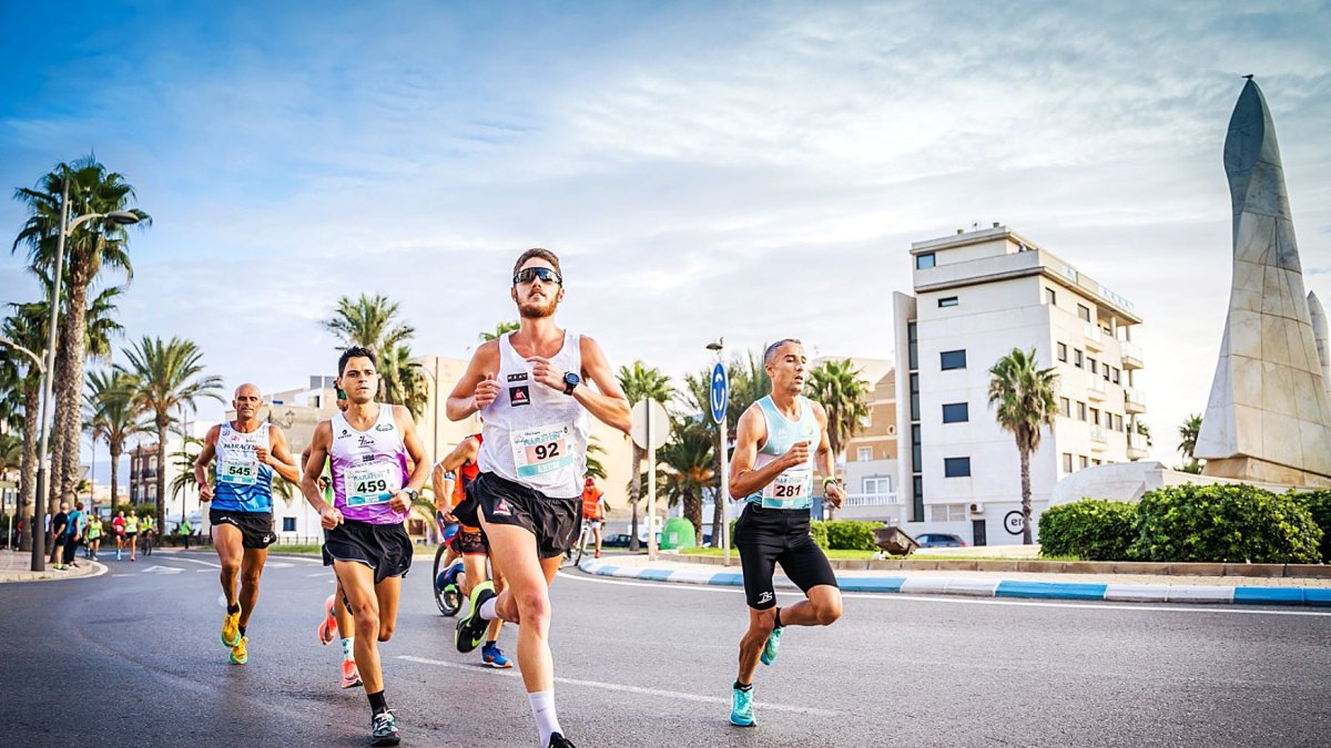 Una instantánea de la pasada Media Maratón Ciudad de Roquetas.