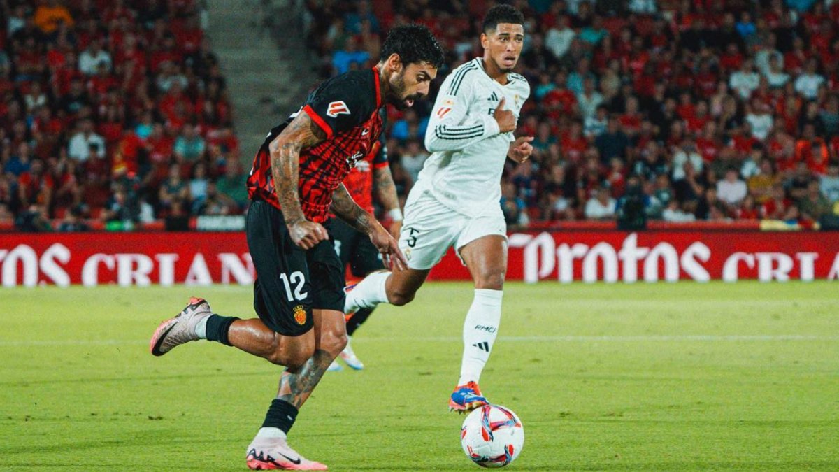 Samú Costa y Jude Bellingham en el partido que enfrentó a Real Mallorca y Real Madrid.