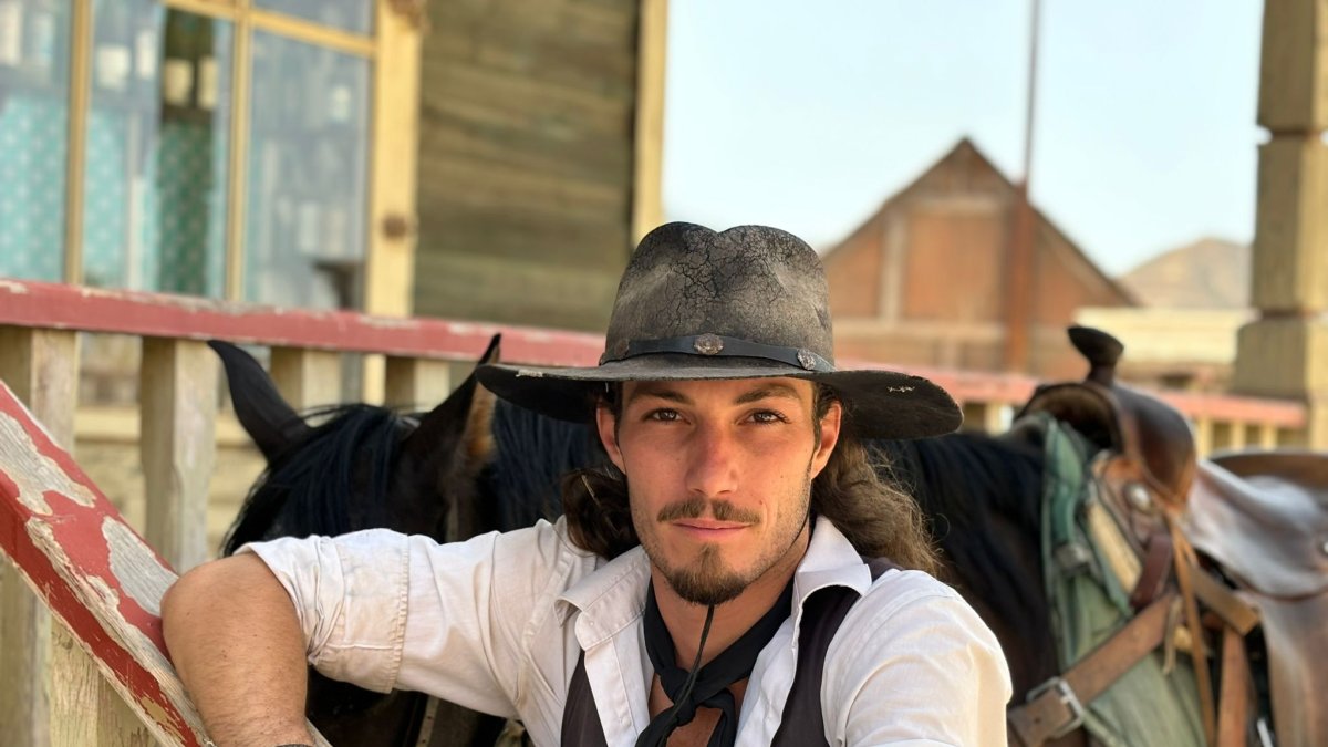 Félix Potenciano Fernández vestido de vaquero en el Oasys Minihollywood.