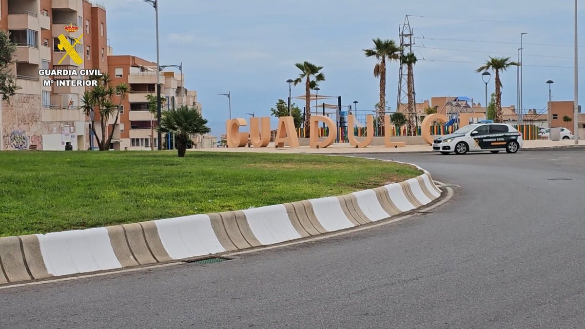 La Guardia Civil, durante la operación Alhabana desarrollada en Aguadulce.