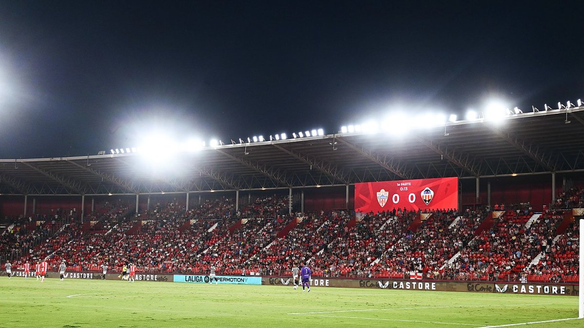 La afición siempre acompaña al equipo, aunque se prevé pañolada el domingo.