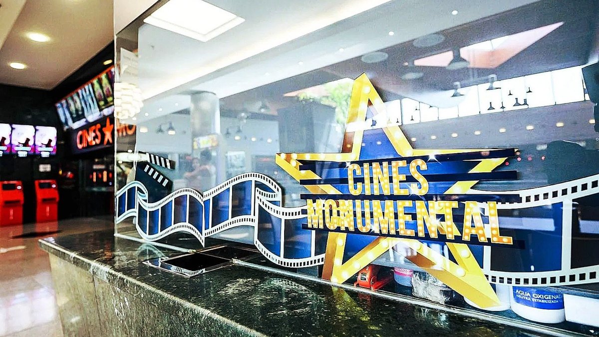 Taquilla de los Cines Monumental en el Centro Comercial Mediterráneo.