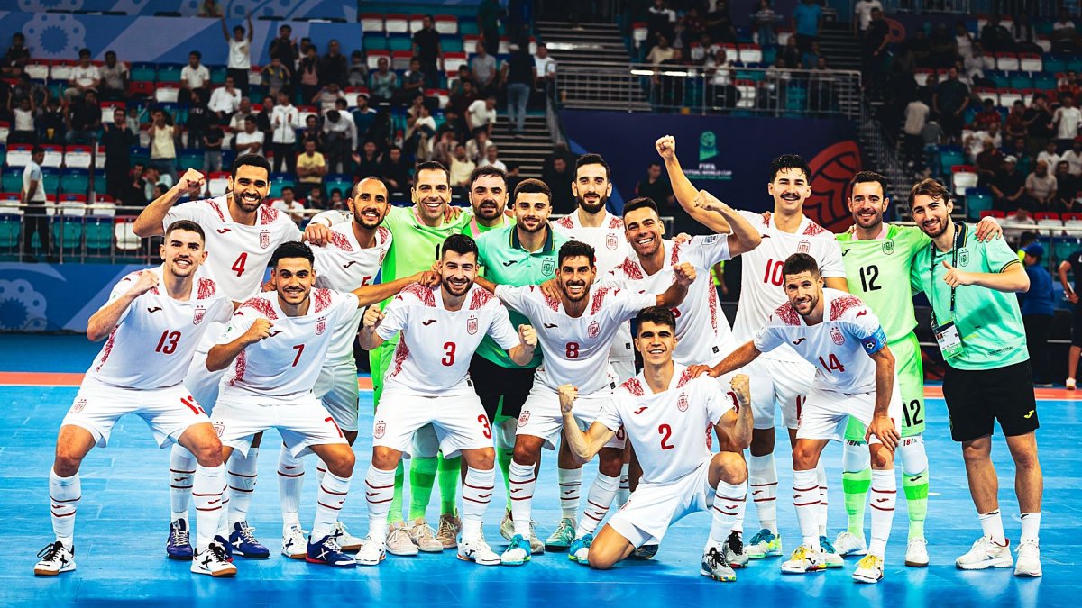 España celebrando el pase de ronda en el Mundial de Uzbekistán. @sefutbol