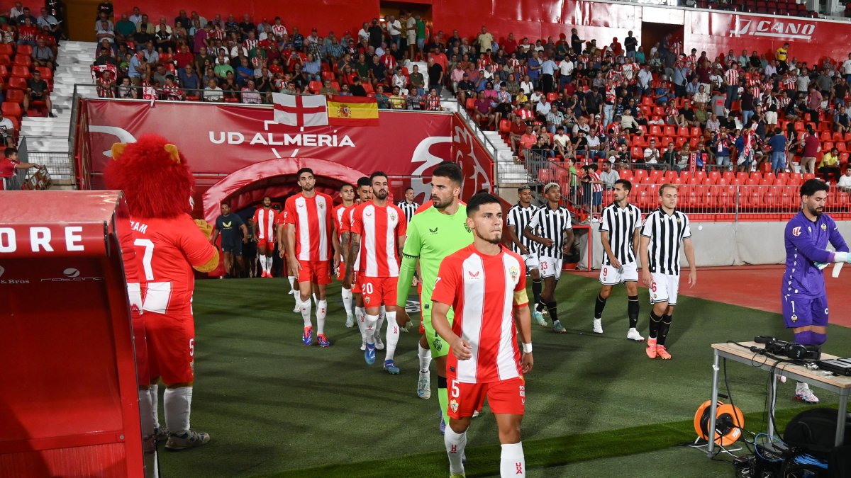 Los jugadores del Almería cargan con la cruz del favorito.