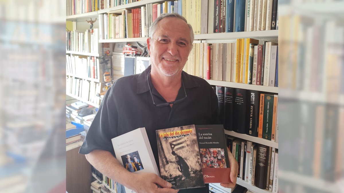 Manuel Reinaldo posa con varios de sus libros.