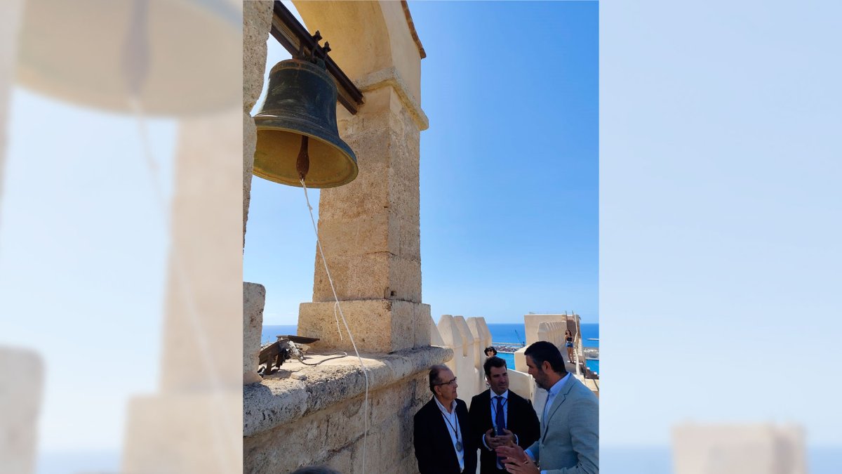 Eduardo Blanes, junto a Fernando Batlles (hermano mayor de la Soledad) y Juan José Alonso (delegado de Cultura), antes de tocar la campana.