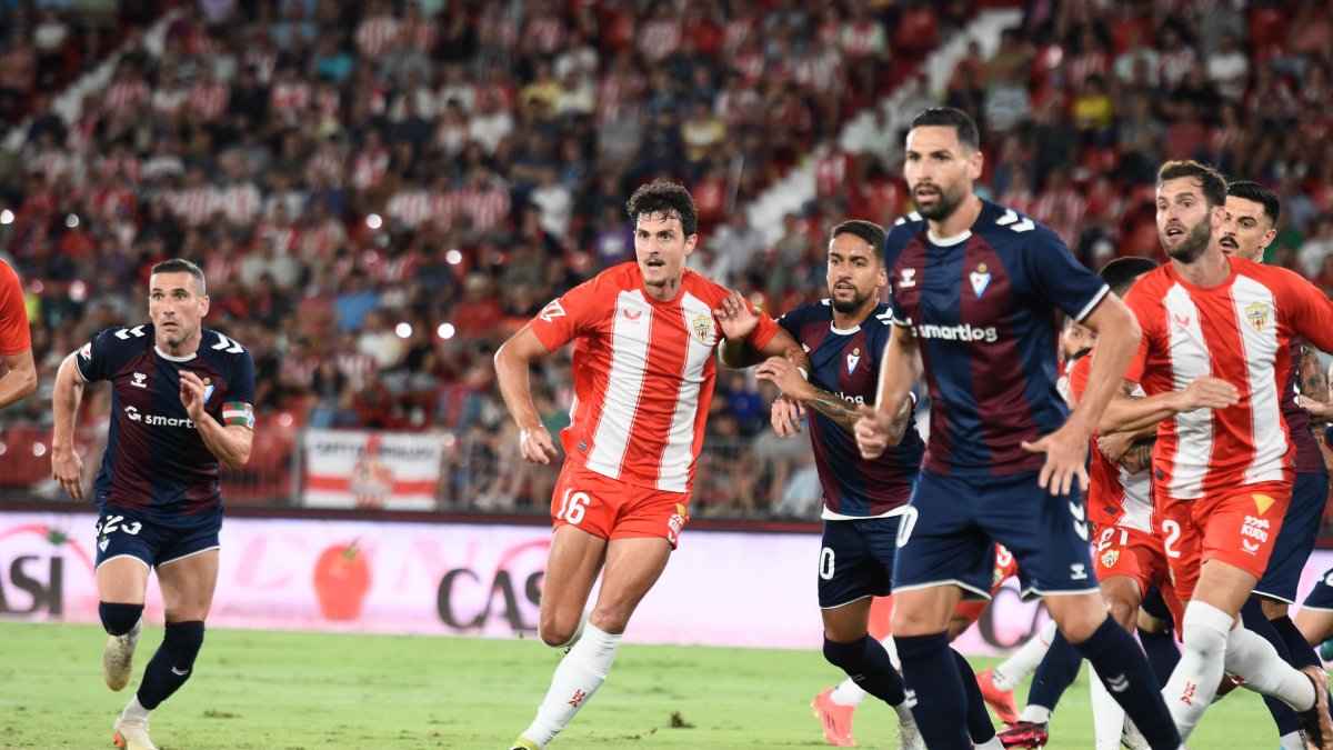Radovanovic en una de las jugadas del Almería-Eibar.