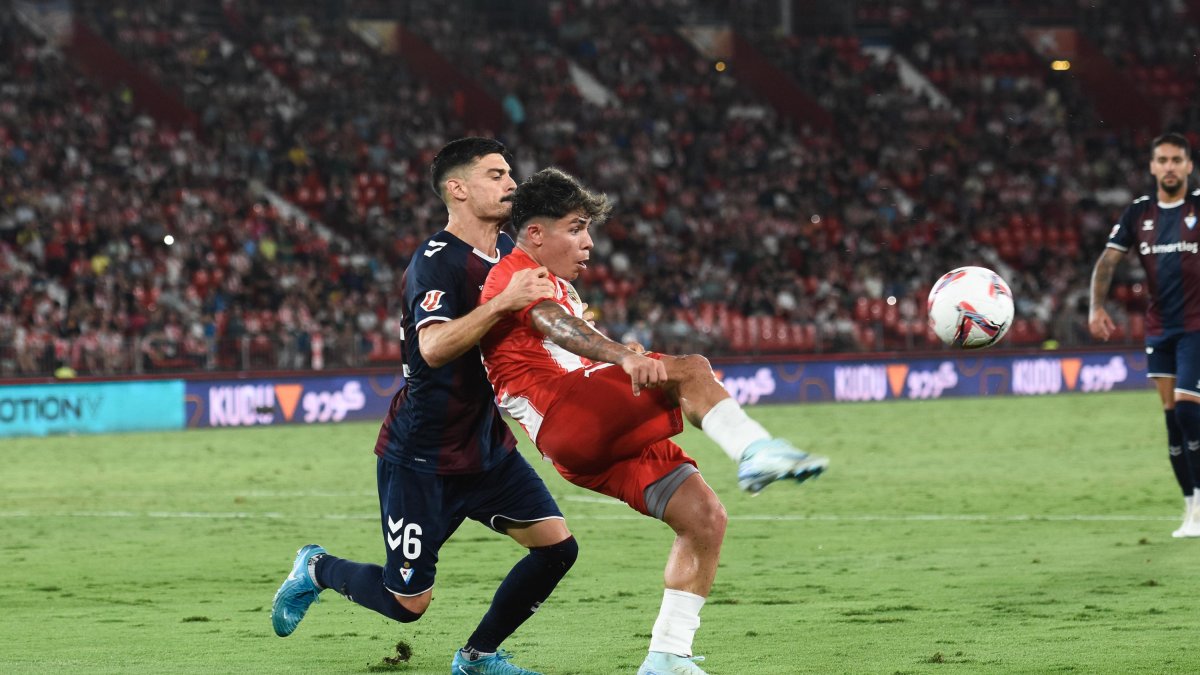 Nico Melamed en una de las jugadas del partido ante el Eibar en el Estadio de los Juegos Mediterráneos.