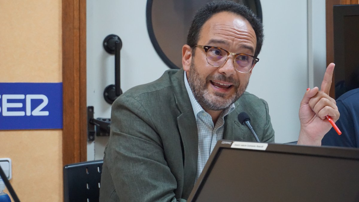 Antonio Hernando, en los estudios de la Cadena SER en Almería.