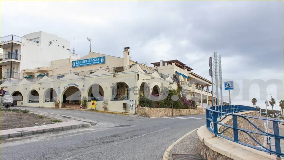 Hotel restaurante La Esperanza, en Villaricos, a la venta por 485.000 euros.
