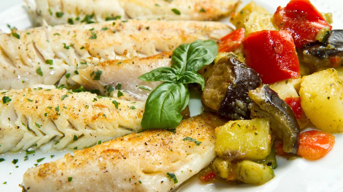 Un saludable plato de pescado al horno con verduras. FOTO: Depositphotos.