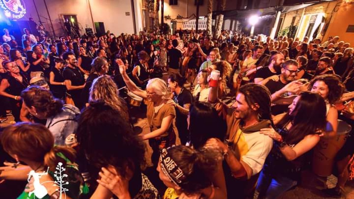 Disfrutando de las batucadas en Huécija. FOTO: Samba Desert.