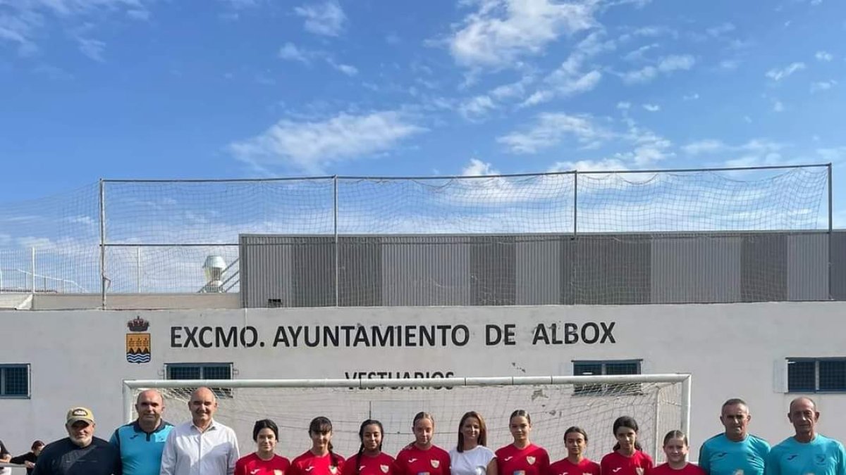 La alcaldesa, María del Mar Alfonso, y el Presidente del Club arroparon a las jugadores en su estreno.