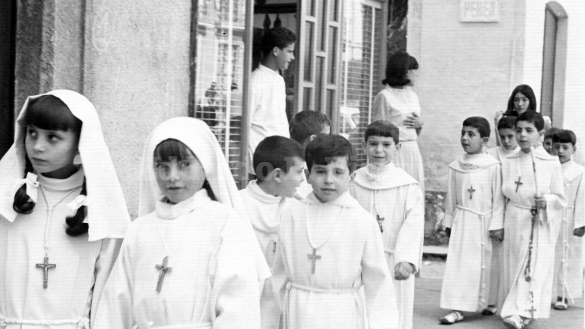 Grupo de alumnos y maestras del colegio de San Miguel de la Plaza de Marín haciendo la Primera Comunión en 1965.