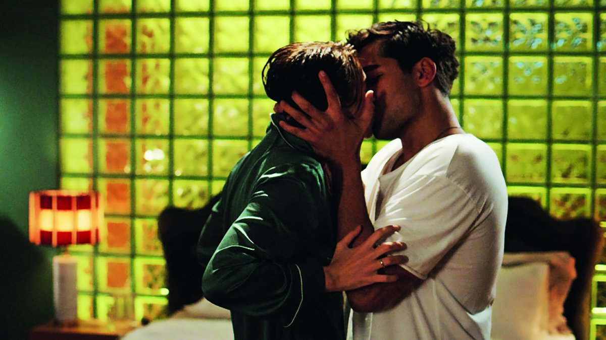 Ferit calla a Seyran con un beso y ella le propina una bofetada.