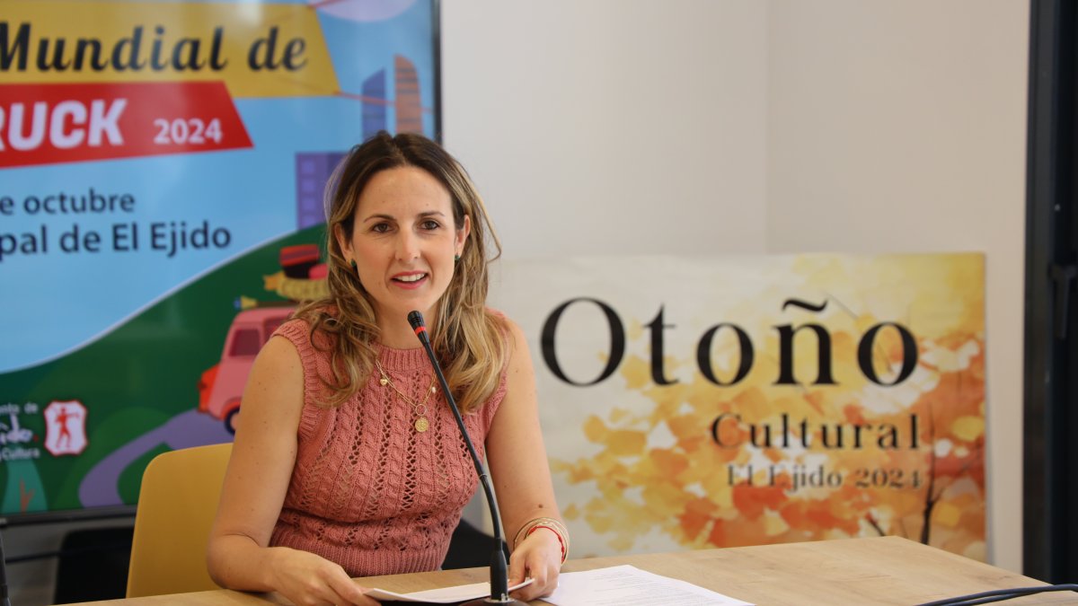 La edil de Cultura, Elena Gómez, presentando el Otoño Cultural.