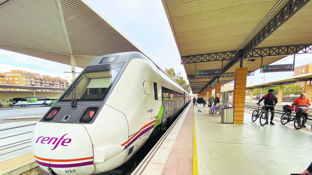 Viajeros en la estación de tren de Almería, ahora cerrada por las obras del Soterramiento.