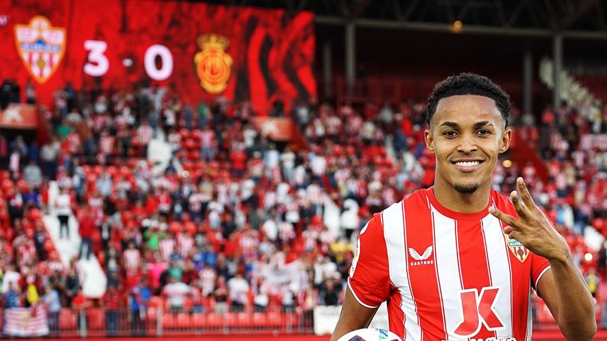 Lázaro en su último servicio al Almería marcando tres goles al Real Mallorca.