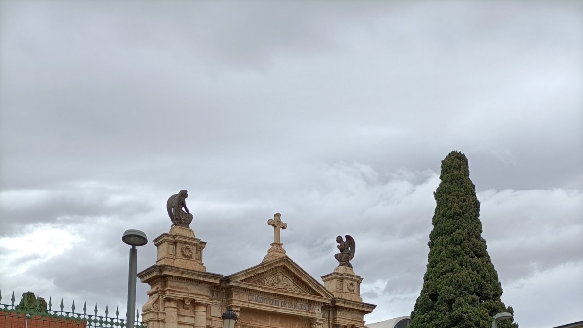 La portada del cementerio se mantiene intacta por la gracia de Dios.