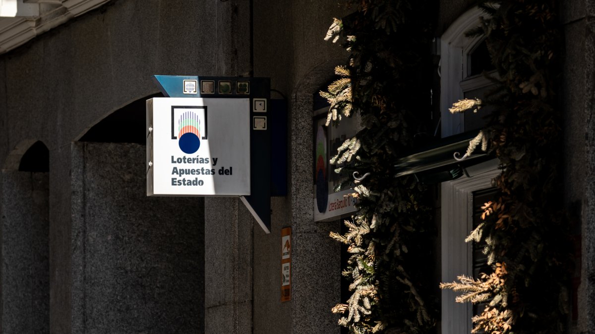 Imagen del exterior de una administración de lotería.