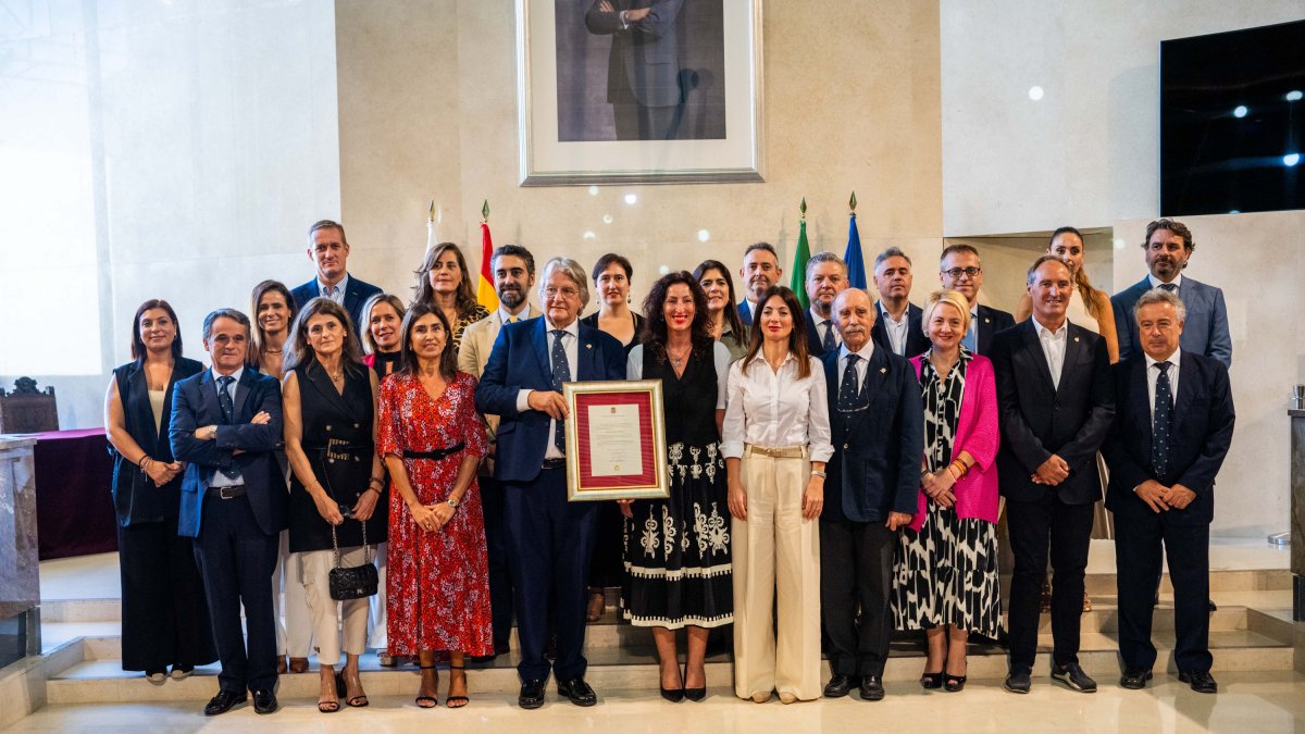 El presidente del Club de Mar con los ediles y directivos.