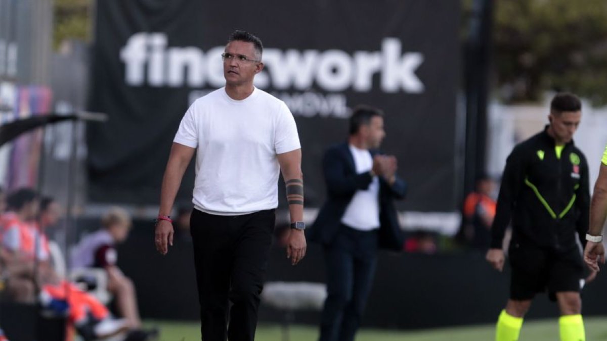 Javi Calleja, en segundo plano.