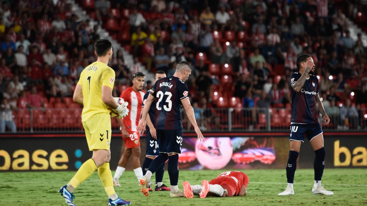 Luis Suárez por el suelo en el Almería-Eibar, que finalizó con empate a dos en el Mediterráneo.