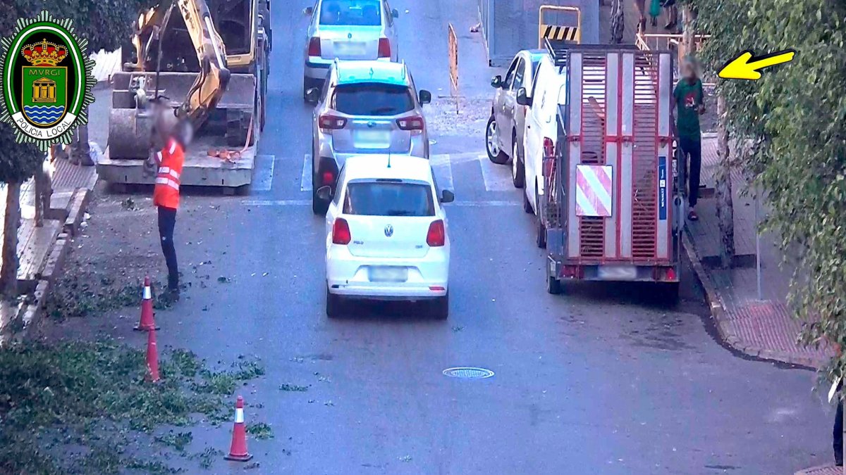 Las cámaras captaron la secuencia del robo perpetrado al operario municipal.