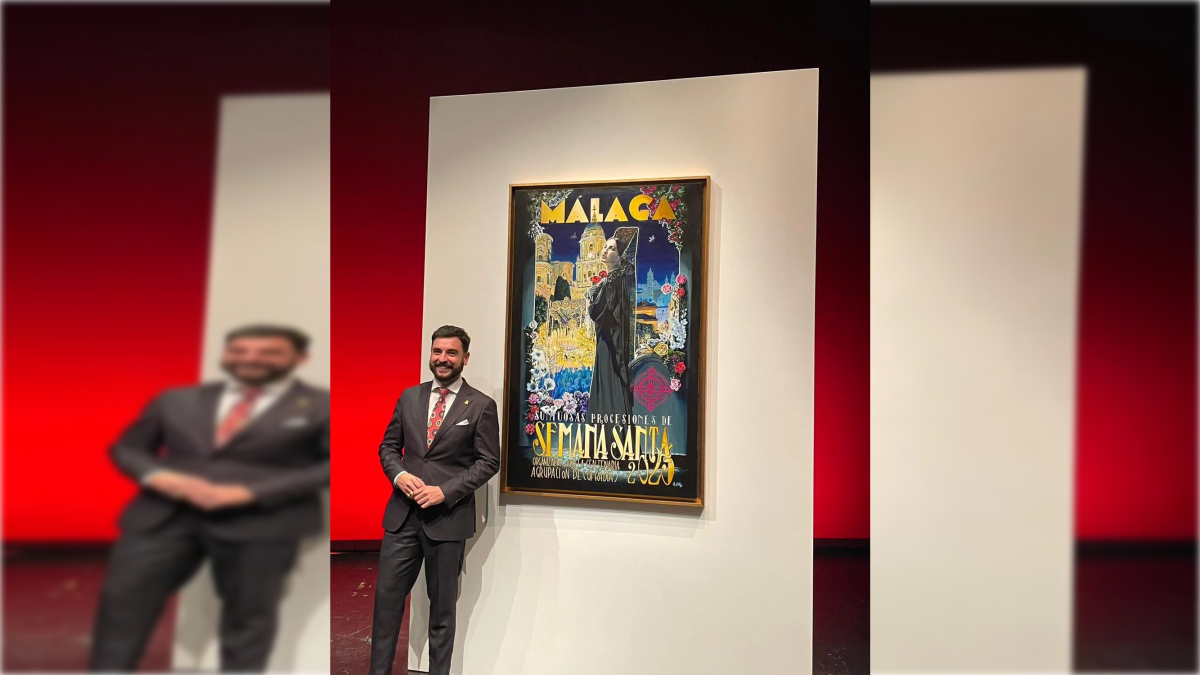 Pablo Cortés del Pueblo, junto a su cartel de la Semana Santa de Málaga.