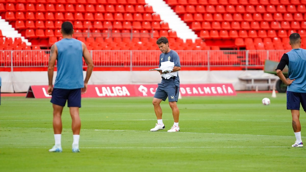 Rubi observa sus apuntes en la hierba del Estadio de los Juegos Mediterráneos.
