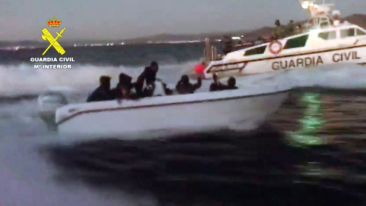 Intervención de la Guardia Civil para interceptar una patera en Almería.