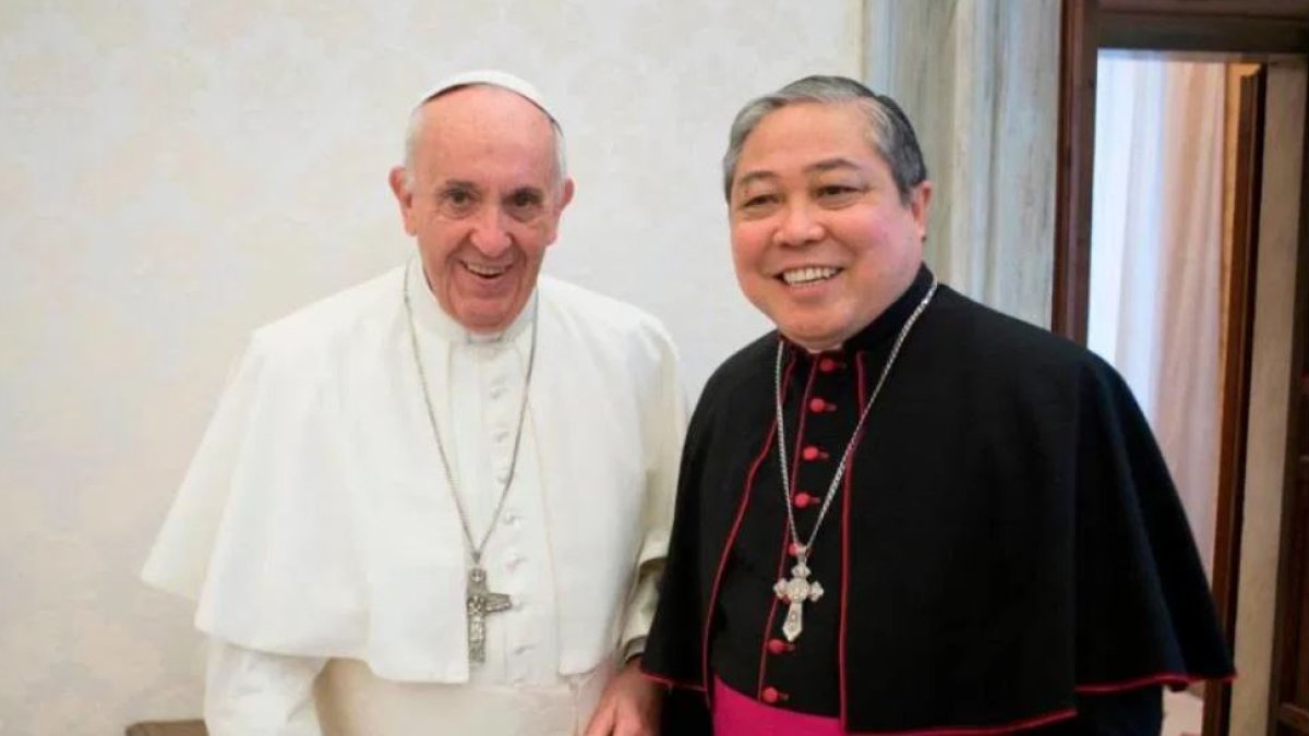 El nuncio del Vaticano en España, junto al Papa Francisco.