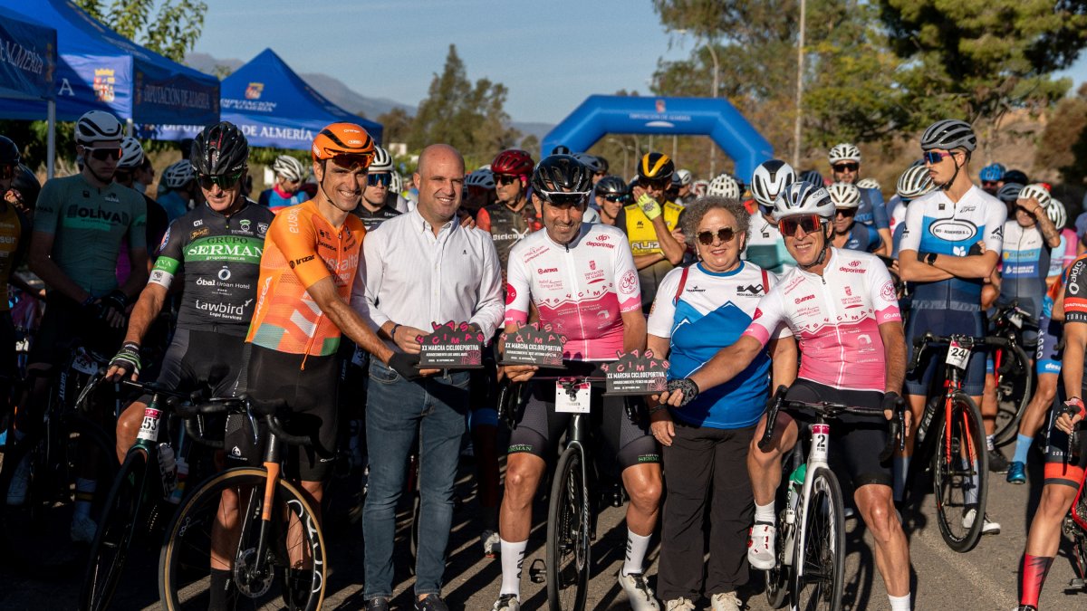 Presencia del mítico ciclista Perico Delgado en la línea de salida.