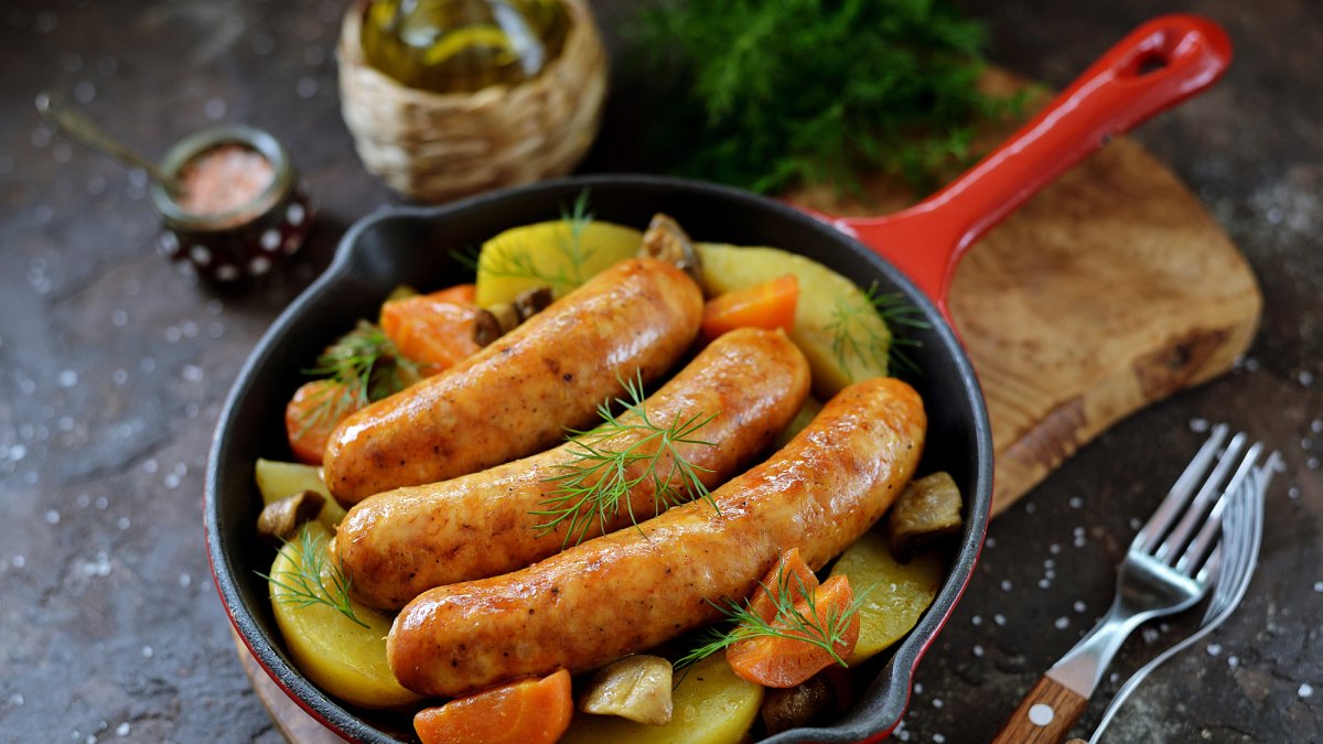 Un plato de salchichas de pollo. FOTO: Depositphotos.
