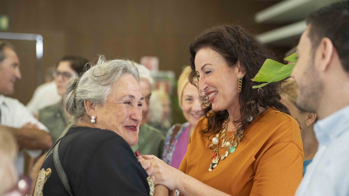 La alcaldesa María Vázquez con una de las asistentes al Encuentro Vecinal en El Toyo.