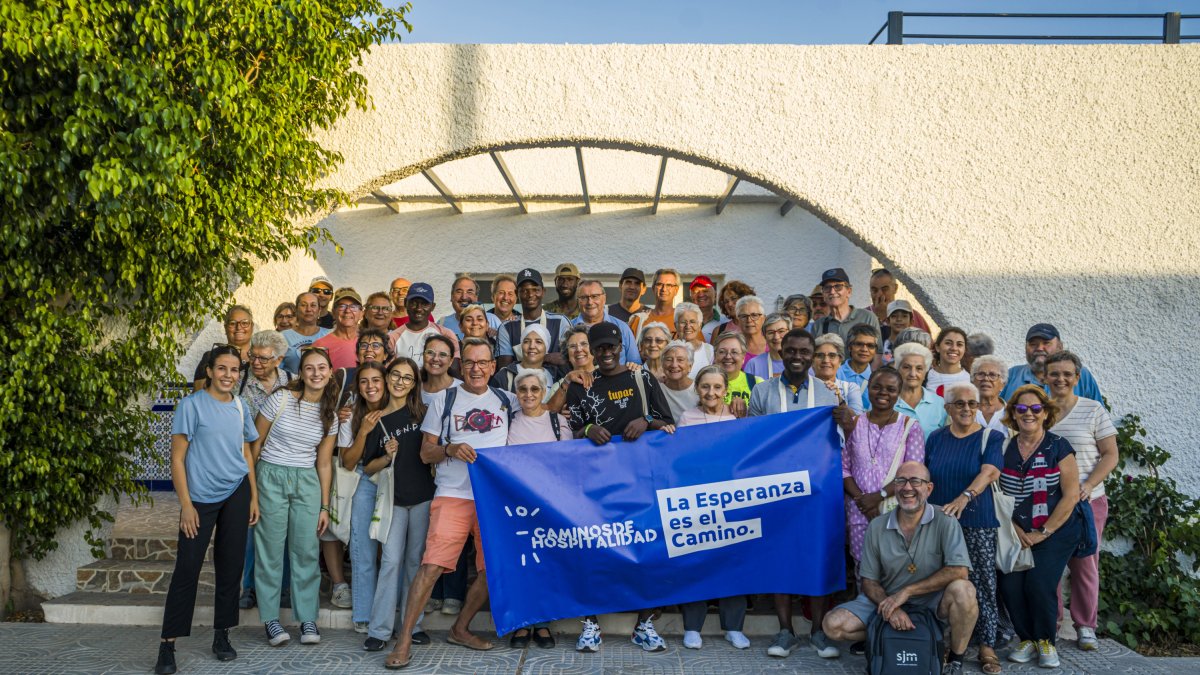 Foto de familia tras terminar la marcha Caminos de Hospitalidad en Casa Arrupe.