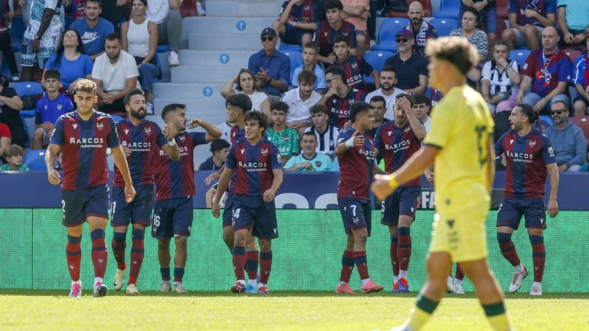 Nico Melamed esperando mientras los jugadores del Levante celebran uno de los goles de la primera mitad.
