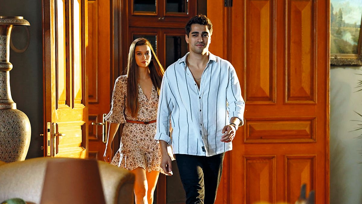 Ferit falta al trabajo para acompañar a Seyran a ver a su familia.