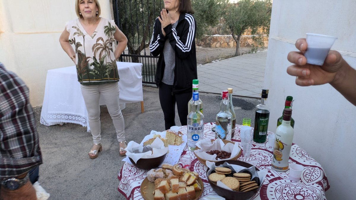 Una de las mesas ofrecidas a quienes acompañan a San Miguel durante la procesión.