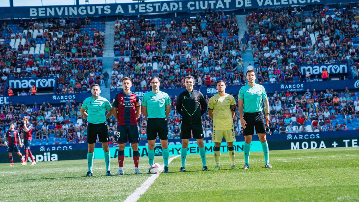 Capitán Robertone en el Levante-Almería en el Ciutat de Valencia.