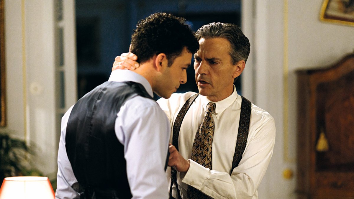 Emiliano obliga a Rodrigo a disculparse con el teniente Márquez.